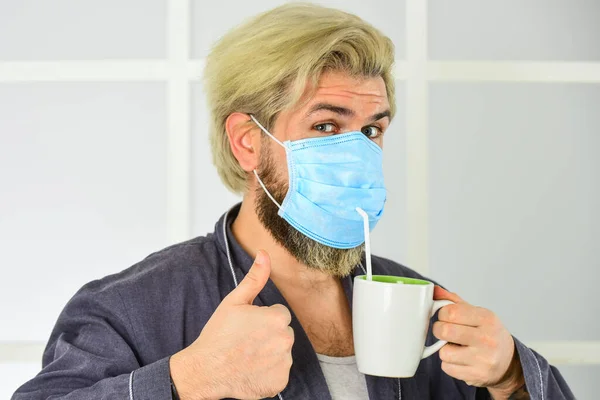 Beste ademhalingsmasker. Ziekenhuis of vervuiling te beschermen gezicht maskeren. medisch masker als corona bescherming. Een man drinkt koffie in een masker. uitbraak van een coronavirus-pandemie — Stockfoto