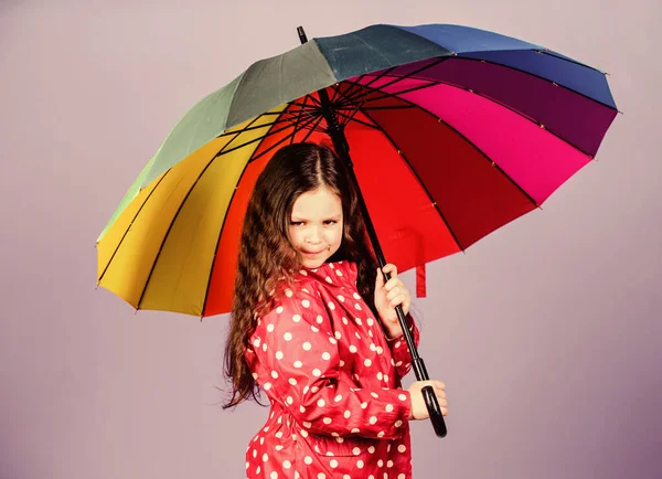 Allegro bambino hipster di umore positivo. moda autunno. felice bambina con ombrello colorato. protezione contro la pioggia. Arcobaleno. Una ragazzina con l'impermeabile. Bellezza premurosa. Bellezza in stile — Foto Stock