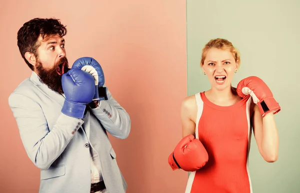 Försvara din åsikt i konfrontation. Knockout slag. vinna matchen. Styrka och makt. Problem i förhållandet. Kompis. Skäggig man hipster slåss med kvinna. familj par boxningshandskar — Stockfoto