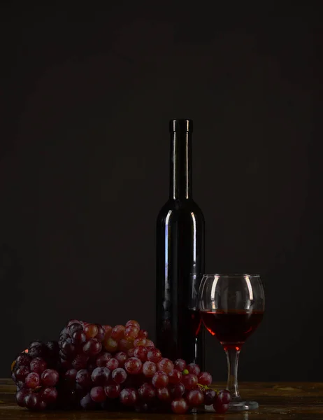 Weinprobe und Degustation Stillleben Konzept. Flasche und Weinglas — Stockfoto