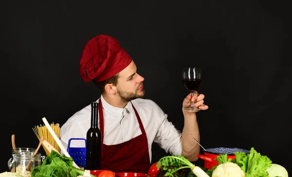 Italiaans drank en sommelier concept. Koken werkt in de keuken — Stockfoto