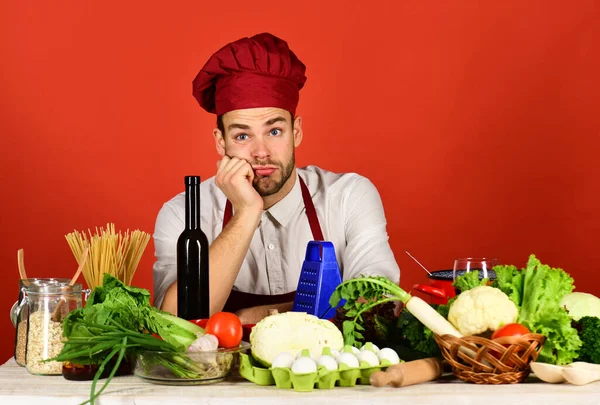 Cocinero trabaja en cocina cerca de la mesa con verduras y herramientas. —  Fotos de Stock