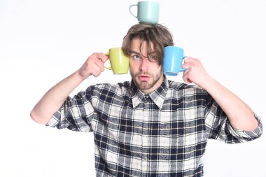 Beyaz arka planda izole edilmiş bardakları tutan yakışıklı adam.