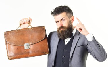 Beyaz arka planda izole edilmiş bir şey gösteren olgun bir adam..