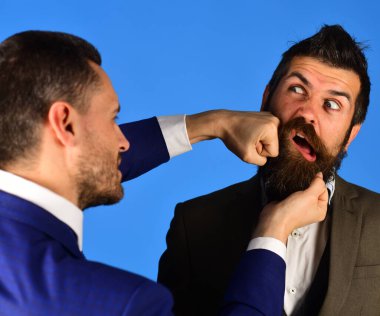 İş kavgası konsepti. Acı çeken bir iş adamı