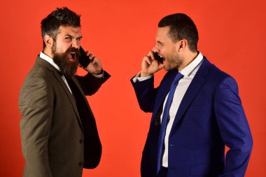 Manyak suratlı iş adamları cep telefonu bulundurur..