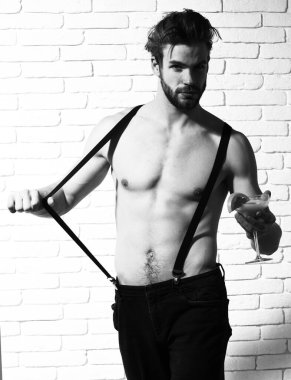 Yakışıklı, sakallı, taş duvarda seksi bir adam.