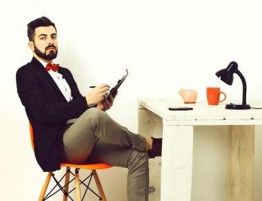 Sakallı adam, beyaz ahşap masada bıyıklı beyaz hippi.