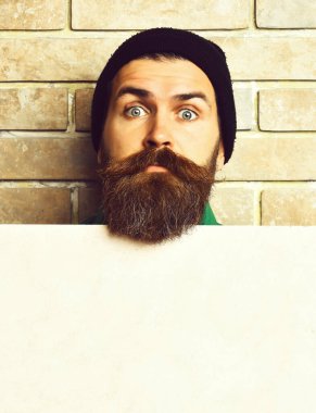 Beyaz kağıt çarşaflı vahşi beyaz hippi sakallı.