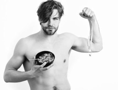 Kafkas maçosu elinde makarna ve mezura ile siyah kase tutuyor.