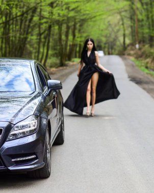 Dolaşma arzusu. Araç seçici odaklanma. Araba ve gezgin kız yaya olarak seyahat ediyor. Ulaşım ve ulaşım. Seyahat ve seyahat tutkusu. Yolculuk sadece seyahat. Yolculuk. Yaz tatili. Seyahat tutkusu