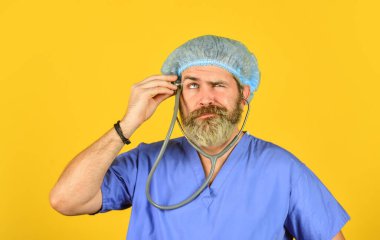 Sakallı doktor üniformalı steteskop. Tıbbi kontrol. Tıbbi yardım. Kendine çok iyi bak. Yanık ve sinir sistemi hastalığı. Belirtileri izle. Sağlık sigortası. Virüs konsepti. Erkek adam hastanede çalışıyor.