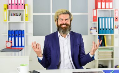 Zen 'i anladım. Yönetici konsepti. Masadaki ofis çalışanı. Şirket yöneticisi. Normal ofis hayatı. Kaynak planlama. Danışman işçi. Olgun erkek iş zekası. Ofis rutini