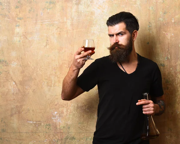 Macho z poważnymi napojami na twarz brandy lub whiskey — Zdjęcie stockowe