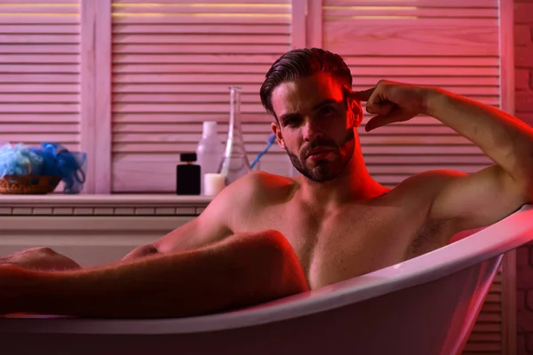 Sex- und Erotikkonzept: Macho sitzt nackt in Badewanne — Stockfoto
