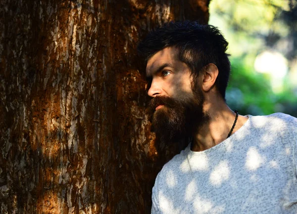 Hombre con cara reflexiva en el fondo al aire libre . — Foto de Stock