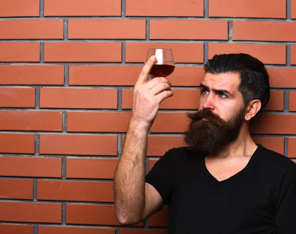 Facet ze szklanką koniaku. Człowiek z brodą i wąsami — Zdjęcie stockowe