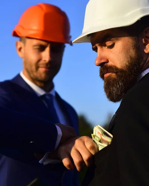 Junta de arquitectos usan trajes inteligentes, corbatas y sombreros — Foto de Stock