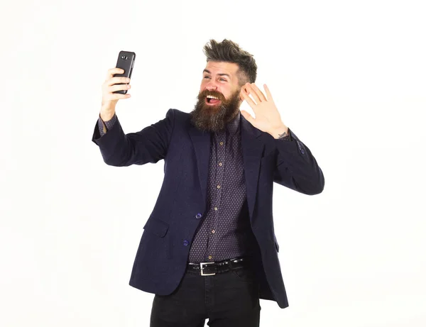 Video chat concepto hombre barbudo con teléfono inteligente mediante chat de vídeo . — Foto de Stock