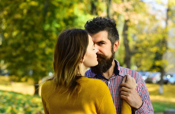 Couple amoureux promenades dans le parc d'automne. Fille et mec — Photo