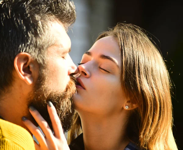 Romantik, Dating und Liebeskonzept. Liebespaar küsst sich — Stockfoto