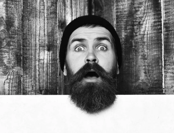 Baard brutale Kaukasische hipster met wit vel papier — Stockfoto