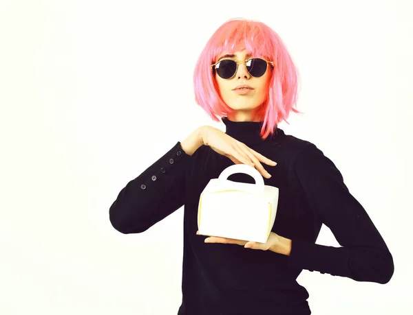 Модная девушка в розовом парике держит коробку еды — стоковое фото