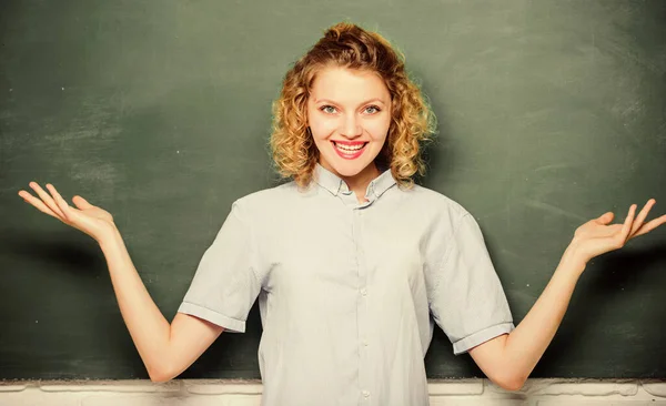 Benvenuto a bordo. insegnante donna a lezione di scuola. Torniamo a scuola. Alle donne piace studiare. giorno della conoscenza. informazioni sulla lavagna vuota. studente felice alla lavagna. istruzione. Vita degli studenti — Foto Stock