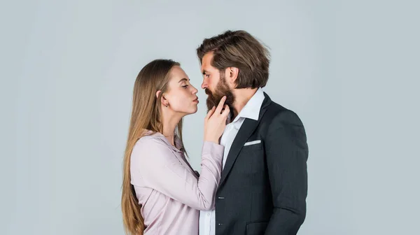 Pasar tiempo juntos. relaciones románticas y vínculos familiares. tierno y feliz. romance. expresar deseo. Elegante pareja enamorada. Fecha de hermosa pareja. Hombre y mujer saliendo. La vida juntos — Foto de Stock