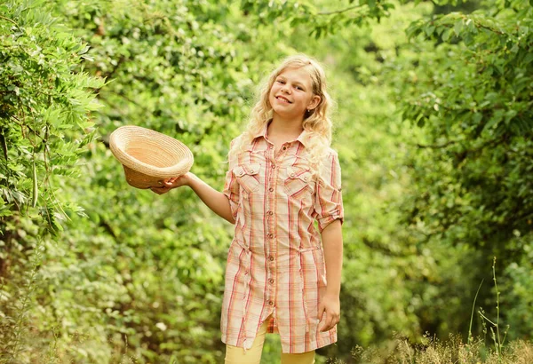 Cura naturale. Adorabile ragazza all'aperto. Concetto di cosmetici. Buona infanzia. Cammina all'aria aperta. Di buon umore. Vacanze estive. Ragazza del ranch. Bambino sorridente ragazza bello lungo ricci capelli natura sfondo — Foto Stock