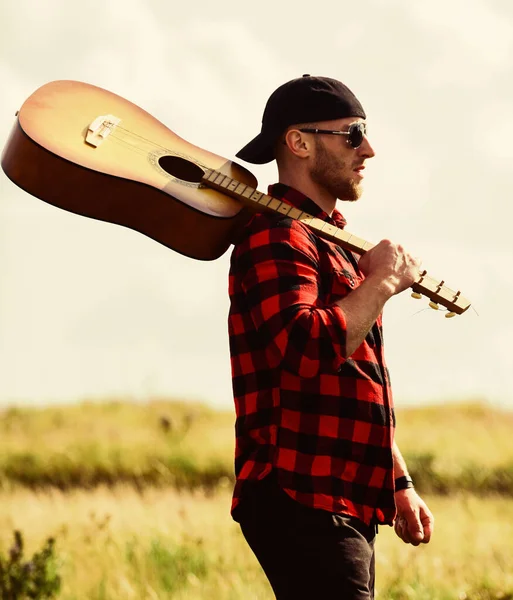 Vagabundo sonhador. Humor tranquilo. Canção para caminhadas. Músico à procura de inspiração. Unidos à natureza. Inspirando a natureza. Um homem bonito com guitarra contempla a natureza. À procura de musa. Férias — Fotografia de Stock