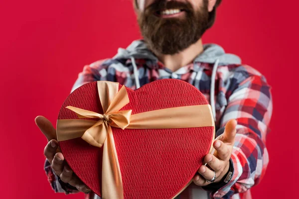 Sorpresa de cumpleaños para ella. aniversario del matrimonio. Feliz día de San Valentín. el corazón es símbolo del amor. barbudo hombre estilo casual celebrar caja de regalo. Es hora de regalos. amor vacaciones y vacaciones. Sé feliz. — Foto de Stock