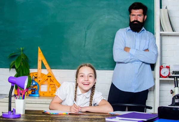 Pedagogo talentoso. Trabajen juntos para lograr más. Hombre barbudo pedagogo. Educar en casa con padre. Encuentra un amigo que te ayude a estudiar. Clases privadas. Habilidades pedagógicas. Profesor de escuela y colegiala —  Fotos de Stock