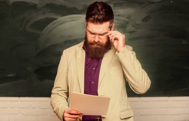 Test için hazırlanın. Öğretmen sakallı adamın elinde karatahta geçmişi var. Öğretmen evrakları. Okul müdürü. Talep eden öğretmen. Sınıfta ders veriyorum. Teoriyi açıklıyorum. Üniversite ve lise