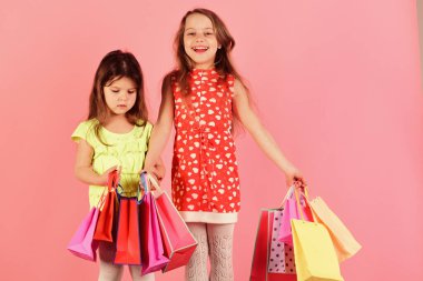 Alışverişkolikler, çocukluk ve moda konsepti. Hanımlar kıyafet alır