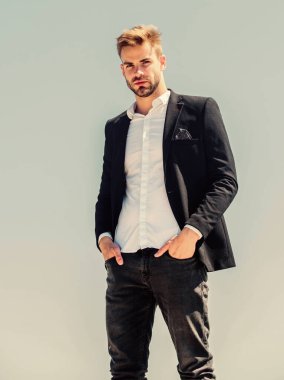 Sakallı adam iş stili. Seksi maço adam. Erkek bakımı. resmi erkek modası. Modern yaşam tarzı. Kendine güvenen iş adamı Yakışıklı bir manken. Başarı kavramı. Gökyüzü arka planı. çevik iş