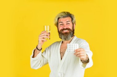 Ağrı kesiciler. Antibiyotik ve eczane. Uyuyan temel insan ihtiyaçları. Akşamdan kalma konsepti. Susamış bir adam. Hippi içme suyu ilaçların seçici bir şekilde odaklanmasını sağlar. Baş ağrısı sersemliği. Akşamdan kalma ilacı.