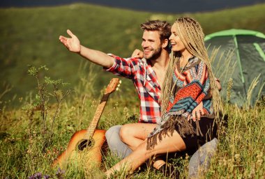Aşk konsepti. Kamp tatili. Dağlarda kamp yapmak. Aile seyahati. Romantizm yürüyüşü. Yaz tatili. Kamp çadırının yanındaki erkek arkadaş gitarı. Birbirine aşık çiftler, mutlu, rahatlatıcı doğa geçmişi.