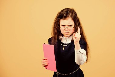 Bilgi ve eğitim. Okula dönelim. Ev ödevi. Kağıt klasörlü küçük bir kız. Gerçekten küçük bir kız öğretmen olmak istiyor. Günlük notları için not defteri. Ders çalışmak. Sınava odaklanmış. Boşluğu kopyala