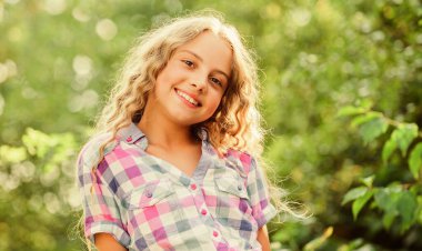 Doğal güzellik. Küçük kız uzun kürek kılı. Mutlu çocukluk. Mükemmel sağlıklı bir cilt. Gençlik harika bir şey. Yaz tatili ve tatil. İyi havanın tadını çıkar. Çocuk modası. Güzel çocuk dışarıda.