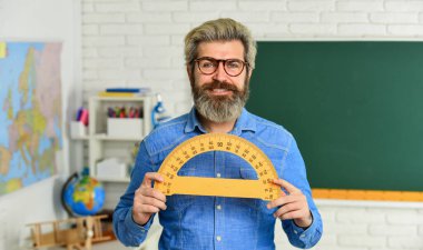 Matematik dersi. Matematik çalış. Gözlüklü, olgun sakallı öğretmen. Eğitim konsepti. Yetenekli pedagog. Özel ders. Okula dönelim. Erkek öğretmen okul projelerine rehberlik ediyor. Modern bilim okulu