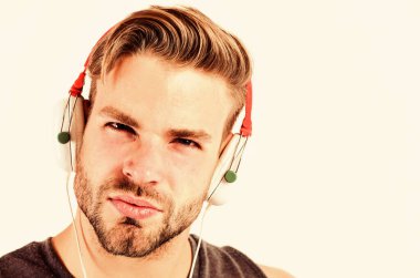 Motivasyon ve ilham için müziği dinle. Ses kalitesi. Modern kulaklıklar. Tıraşsız yakışıklı hippi kulaklık kullanarak müzik dinliyor. Çevrimiçi müzik servisi. İlham verici müzik konsepti