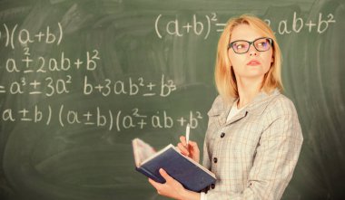Sınıfta yazı tahtasının yanında öğretmenlik yapan bir kadın. Etkili öğretim, öğrenciler hakkında ilgili bilgi edinmeyi içeriyor. İyi bir öğretmen olacak nitelikler. Prensipler öğretmeyi etkili kılabilir