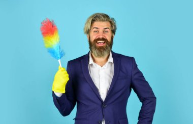 İş adamı temizlikçi PP Duster. Servis çalışanı ppduster kullanıyor. Hijyen ve temizlik. Evi düzene sokmaya ve odayı dikkatlice temizlemeye hazırım. Cinsiyet eşitsizliği evden başlar. Eğleniyorum.
