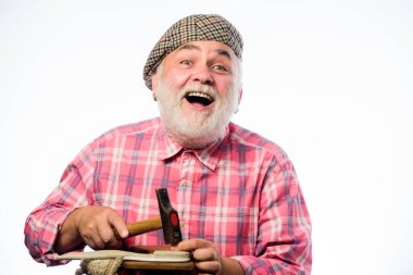 Ayakkabı tamircisi. Çekiç tamir ayakkabısı ustası. El yapımı konsept. Ayakkabı tasarlıyorum. İşçi ustası işçi. Beyaz arka planda aletlerle çalışan sakallı bir adam. Özel yapım ayakkabılar