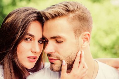 Sevgililer günün kutlu olsun. Birlikte kaygısız zaman geçirmek. Aile hafta sonu. Romantik randevu. Kız ve erkek. Güzellik ve moda. Çift dışarıda dinleniyor. Şefkatli bir his. Birbirine aşık çiftler. Cilt ve saç bakımı