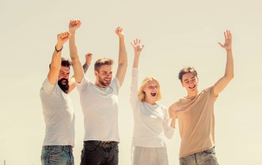 Dört kişilik bir grup. Özgürlük ve başarı. Gençler kaynaşıyor. İş ekibi. Gençlik psikolojisi. Erkek ve kadın gökyüzü arka planda. Arkadaşlarımla harika vakit geçiriyorum. Hareket edersen yol açılır.
