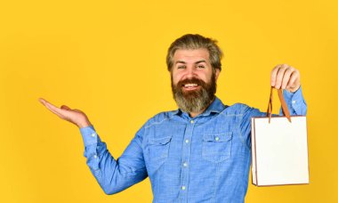 İyi ki doğdun Hediye al. Kara Cuma. Perakende konsepti. Hipster satış fiyatını satın alıyor. Siber pazartesi indirimi. Güzel alışveriş. Sakallı adam, alışveriş torbalarını tut. Yakışıklı bir alıcı. Mevsimlik satış. Özel teklif