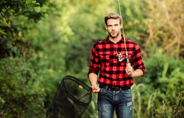 Balık tutma günü. Kareli tişörtlü yakışıklı, balıkçılık malzemesi olan, doğa geçmişi olan. Hobimde balık tutuyorum. Çubuk ağlı hippi balıkçı. Güzel bir balık avlama umudu. Yaz haftasonu konsepti