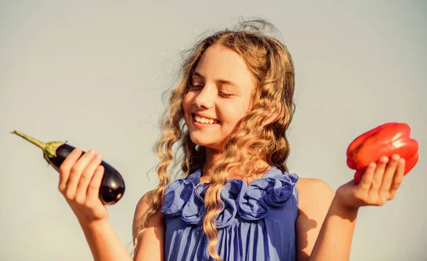 Niño recogiendo verduras cielo fondo. Concepto de comida casera saludable. Come sano. Concepto de cosecha de verano. Libre de armas. Agricultura ecológica. Chica feliz niño sonriente viviendo una vida saludable. Estilo de vida saludable — Foto de Stock